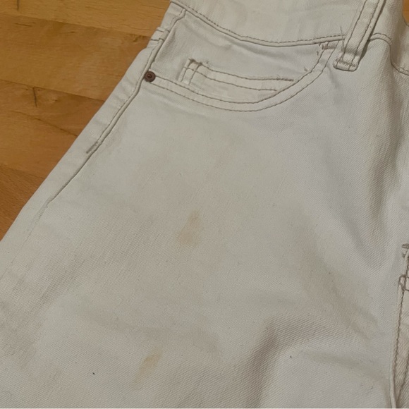 White Billabong ripped knee jeans. Size 28. Used with some stains. - Picture 11 of 12